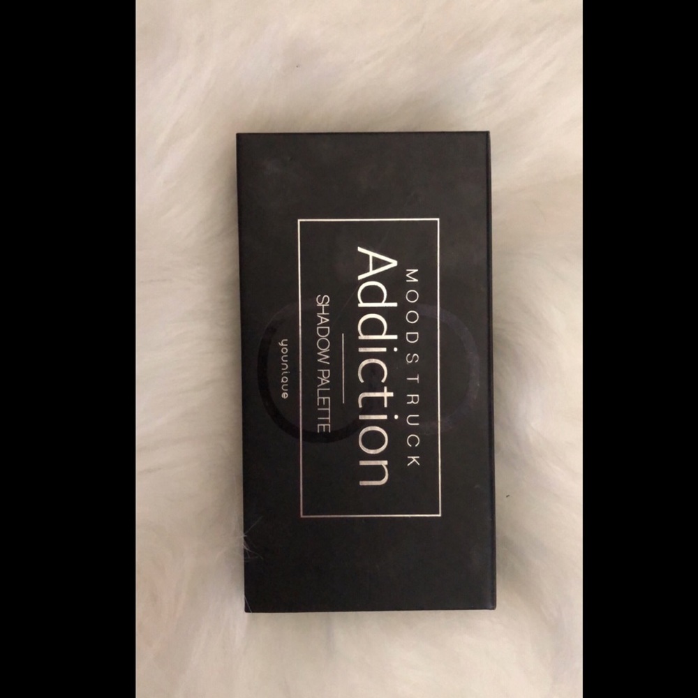 YOUNIQUE “Moodstruck Addiction Shadow Palette”